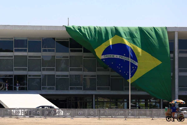 Bandeira gigante do Brasil aparece tremulando na frente do Palácio do Planalto - Metrópoles