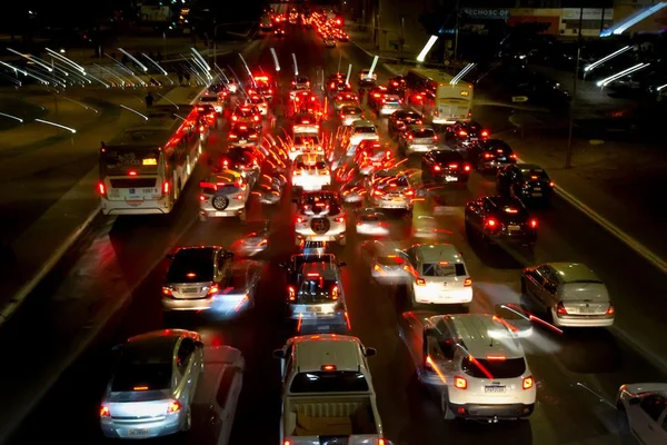 Imagem colorida de carros em um congestionamento