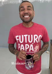 Esposa de Daniel Alves, Joana Sanz mostra homenagem do jogador ao filho