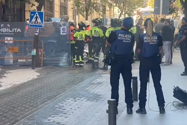 Imagem colorida de políciais e bombeiros na rua de Madri