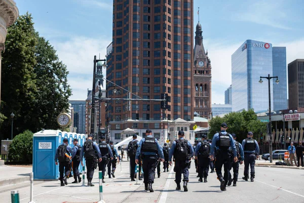 Imagem colorida de patrulha policial MILWAUKEE, WISCONSIN - JULY 14: