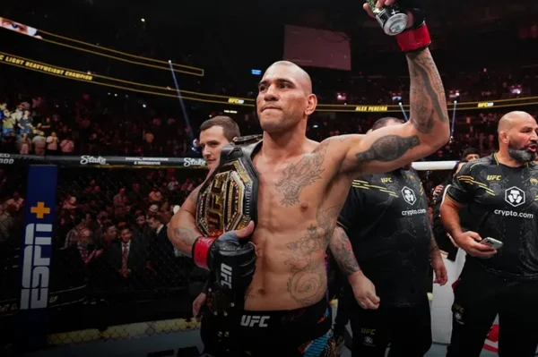 Foto colorida de Alex Poatan, que nocauteou tcheco no UFC 303