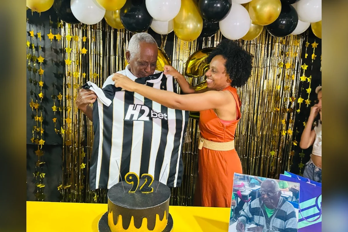 Aos 92 anos, aluno da EJA celebra aniversário na escola em BH Aos 92 anos, aluno da EJA celebra aniversário na escola em BH