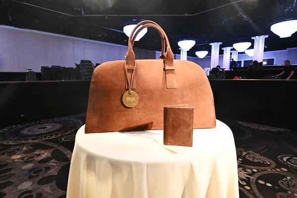 bolsa dada aos vencedores do globo de ouro fernanda torres - metrópoles