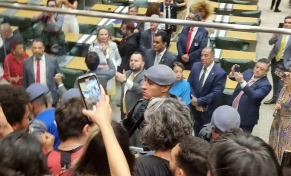 foto colorida de PMs tentando conter tumulto de manifestantes antes de votação sobre a privatização da Sabesp na Alesp - Metrópoles