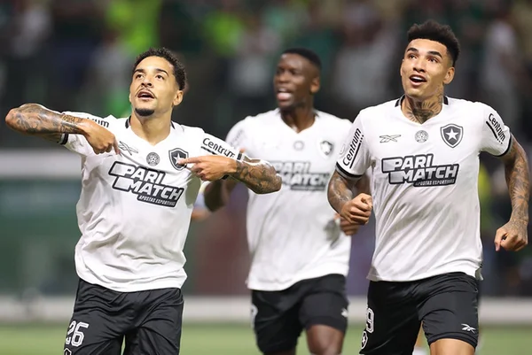 Imagem colorida de Gregore comemorando gol - Metrópoles