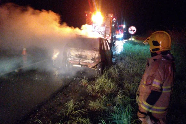 Automóvel furtado é tomado pelo fogo em rodovia do DF