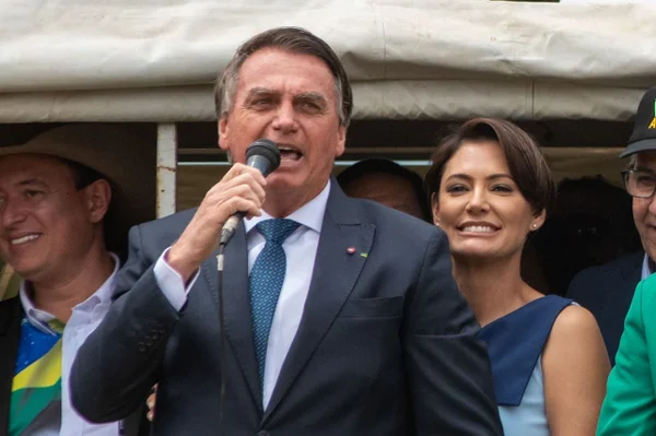 Em discurso, Bolsonaro volta a falar das quatro linhas da Constituição