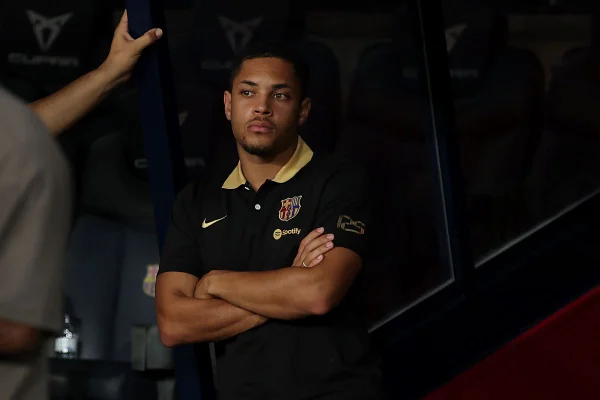 Vitor Roque do FC Barcelona observa após a partida do Troféu Joan Gamper entre FC Barcelona e AS Monaco no Estadi Olimpic Lluis Companys em 12 de agosto de 2024 em Barcelona, Espanha