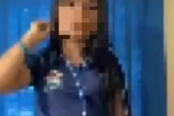 Foto colorida de uma jovem, o rosto se encontra desfocado-Metrópoles