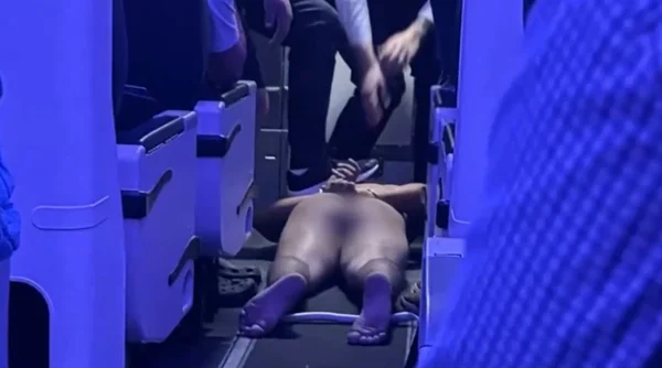 Imagem colorida de homem pelado - Metrópoles