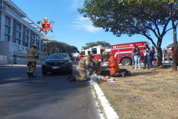 Bombeiros atendem atropelamento na W3 Norte. Foto colorida