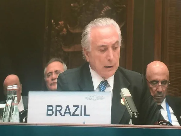Henrique Meirelles é visto cochilando enquanto Temer discursa no G20