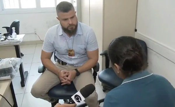 mulher de costas para a câmera conversa com delegado da polícia e confessa ter empurrado enteado