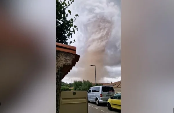 imagem colorida tornado frança