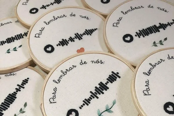Quadro com bordado que reproduz música no Spotify é nova tendência no décor