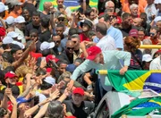 Lula com apoiadores em Copacabana, no Rio de Janeiro Lula com apoiadores em Copacabana, no Rio de Janeiro