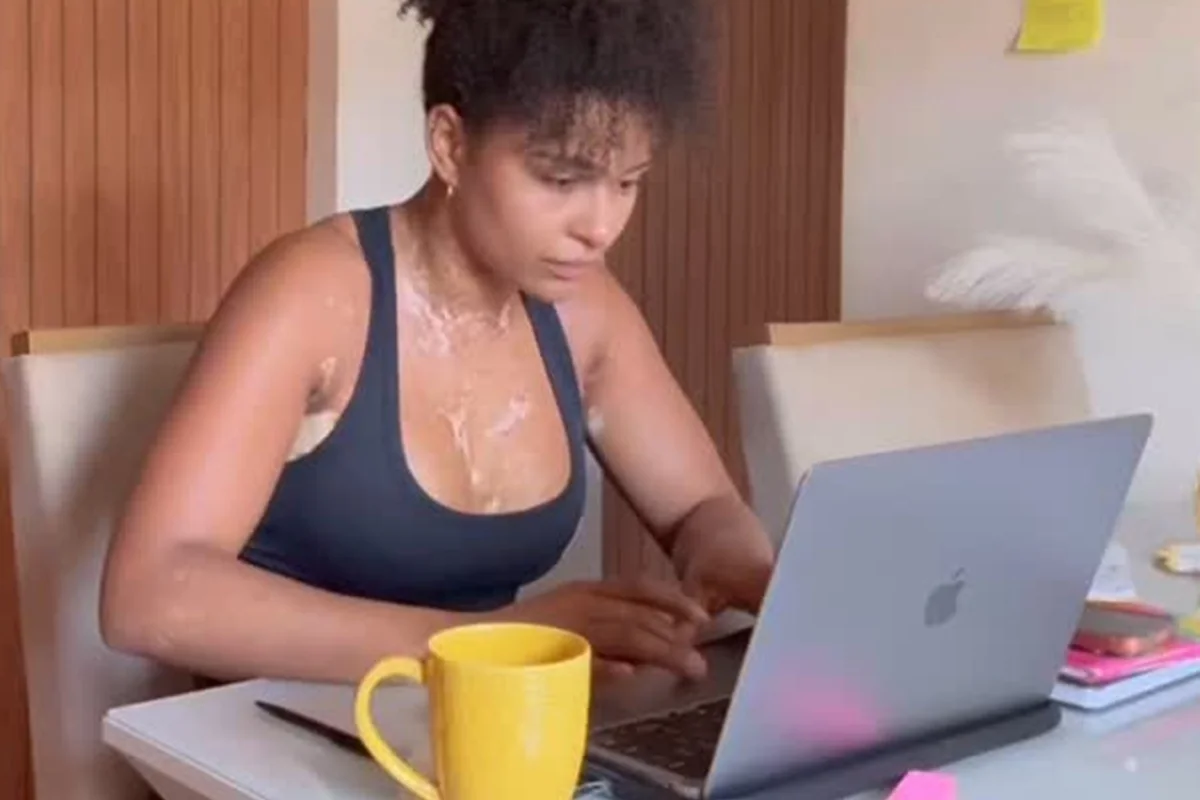 Natália Deodato é clicada ao computador Natália Deodato é clicada ao computador