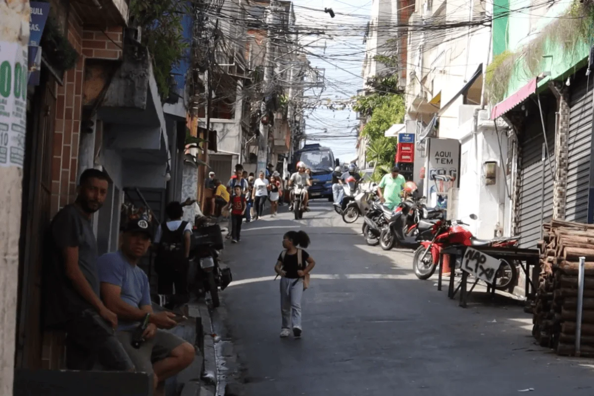 Nas ruas da favela faltam calçadas, enquanto casas e comércios avançam para a rua Nas ruas da favela faltam calçadas, enquanto casas e comércios avançam para a rua