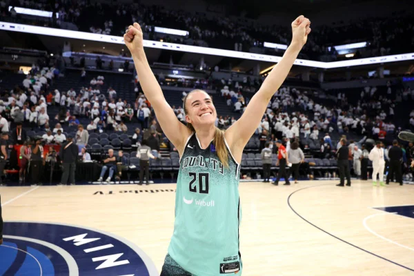 Sabrina Ionescu #20 do New York Liberty comemora após marcar cesta decisiva | Metrópoles
