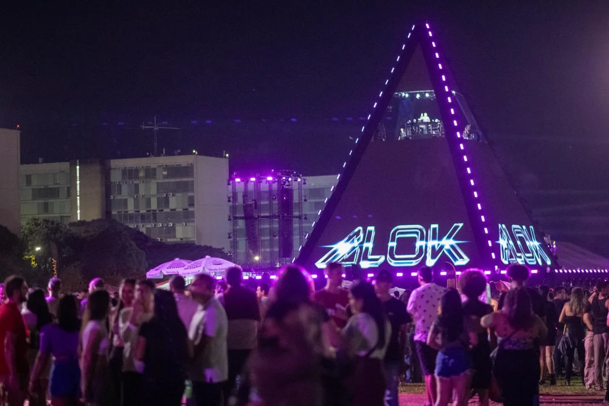 Luz, fogos e espetáculo: Alok leva multidão ao aniversário de Brasília - imagem 1 Luz, fogos e espetáculo: Alok leva multidão ao aniversário de Brasília - imagem 1