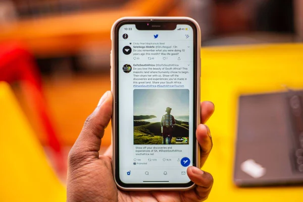 foto de celular logado no twitter