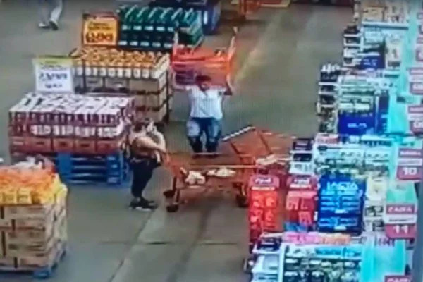 Cenas fortes: homem levanta carrinho de compras e arremessa contra cabeça de mulher; vídeo