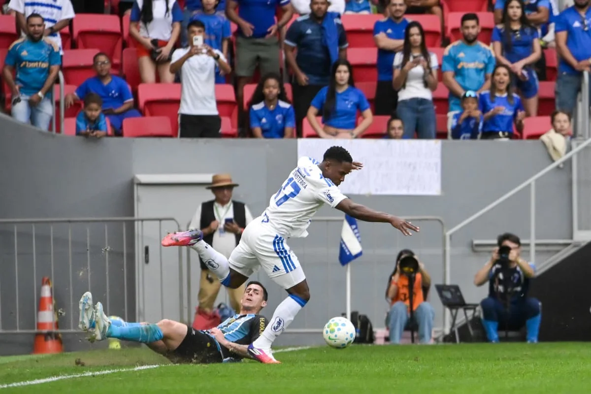 Sinisterra empata para o Cruzeiro contra o Grêmio no Mané Garrincha - imagem 2 Sinisterra empata para o Cruzeiro contra o Grêmio no Mané Garrincha - imagem 2