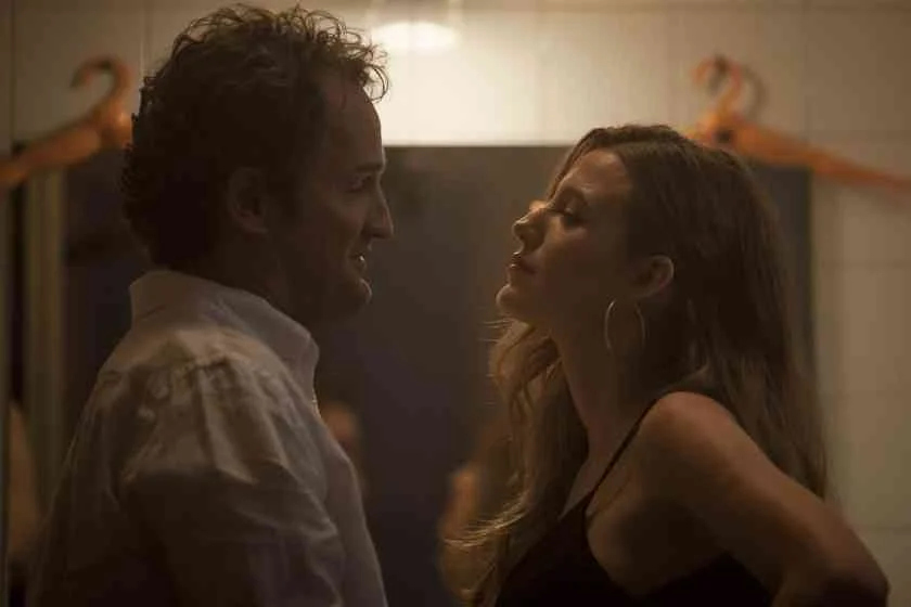 <b>Por Trás dos Seus Olhos.</b> Gina (Blake Lively) perdeu a visão quando criança em um grave acidente. Acostumada à deficiência, ela vive com seu marido, James (Jason Clarke), na Tailândia, graças a uma promoção que ele recebeu. Gina é completamente dependente do marido, porém um dia um médico decide testar uma nova cirurgia na moça, que a proporciona com uma nova visão do mundo. Logo a nova independência de Gina põe o casamento em risco <b>Por Trás dos Seus Olhos.</b> Gina (Blake Lively) perdeu a visão quando criança em um grave acidente. Acostumada à deficiência, ela vive com seu marido, James (Jason Clarke), na Tailândia, graças a uma promoção que ele recebeu. Gina é completamente dependente do marido, porém um dia um médico decide testar uma nova cirurgia na moça, que a proporciona com uma nova visão do mundo. Logo a nova independência de Gina põe o casamento em risco