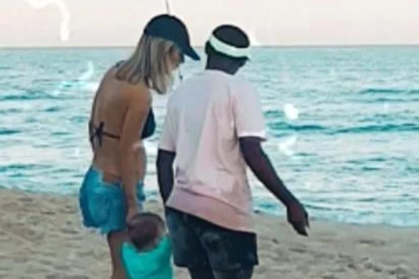 Com quatro babás, família Poncio vai à praia no Rio. Veja fotos!