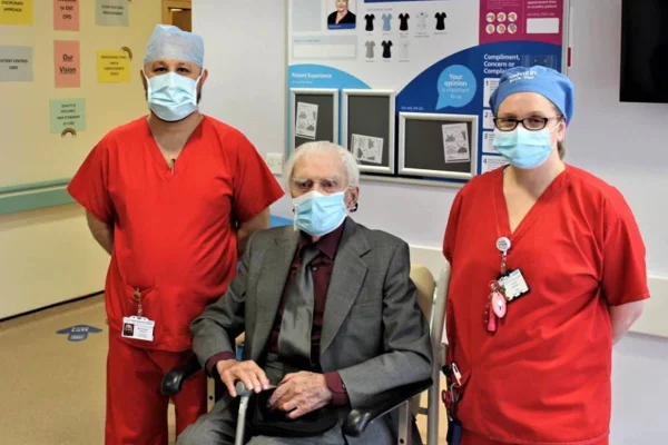 Idoso de 103 anos se torna o mais velho do mundo a recuperar audição