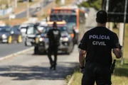 Viatura da Divisão de Controle e Custódia de Presos (DCCP) se envolve em acidente durante transporte de detentos, na EPTG.
Viatura da Divisão de Controle e Custódia de Presos (DCCP) se envolve em acidente durante transporte de detentos, na EPTG.
