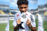 Jogador é filho do ex-atacante Robinho.
