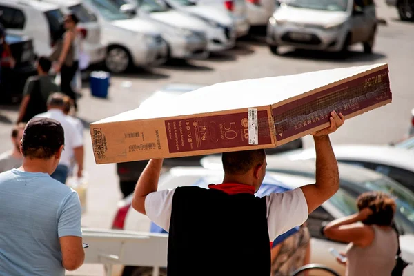 Pesquisa da CNI: crise aumenta pechincha e busca por promoções