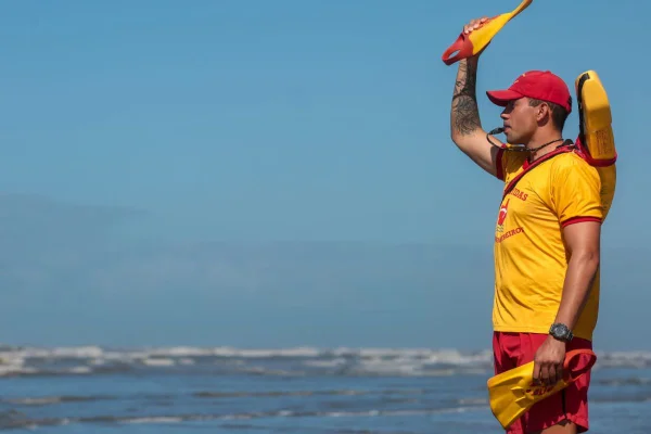 Praias de Guarujá concentraram 16 ocorrências de salvamento e 24 banhistas foram retirados do mar pelos bombeiros durante o fim de semana - Metrópoles