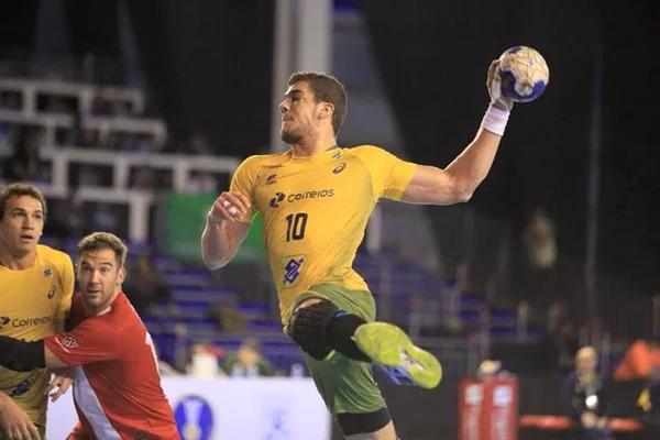 Brasil vence Angola e avança para as quartas no handebol feminino