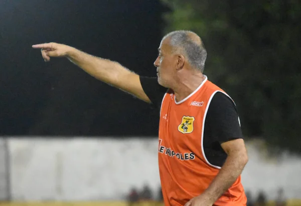 Celso Teixeira deixa o comando do Brasiliense para cuidar da saúde
