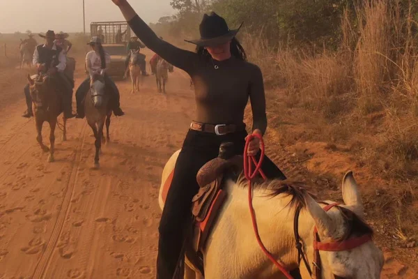 Raquel Cattani em cima de cavalo - Metrópoles