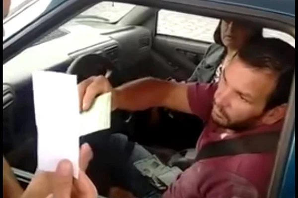 Estranho invade casa, não rouba nada e faz faxina para o morador