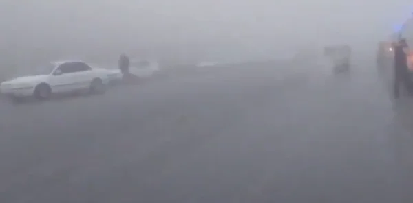 Imagem colorida de local com muita neblina - Metrópoles