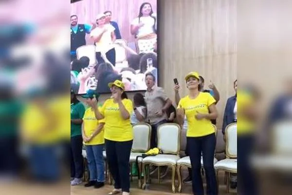 Fotografia colorida de mulheres de amarelo dançando