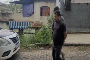 O suspeito abandonou o corpo em um lote