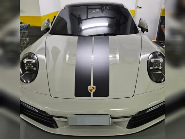 Carro de luxo branco estacionado em garagem - Metrópoles