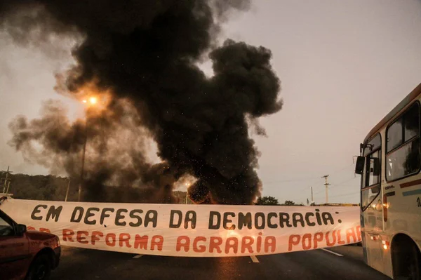 MST faz manifestação contra impeachment e fecha duas rodovias no DF