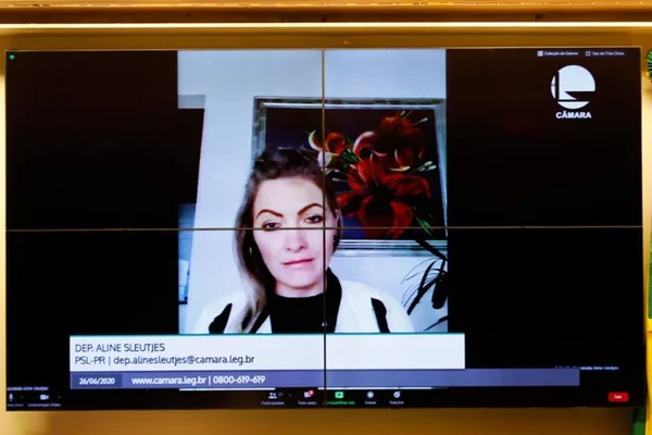 Vídeo: deputada governista dirige carro durante videoconferência da Câmara