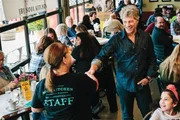 Jon Bon Jovi na sua organização que doa alimentos a moradores de rua Jon Bon Jovi na sua organização que doa alimentos a moradores de rua