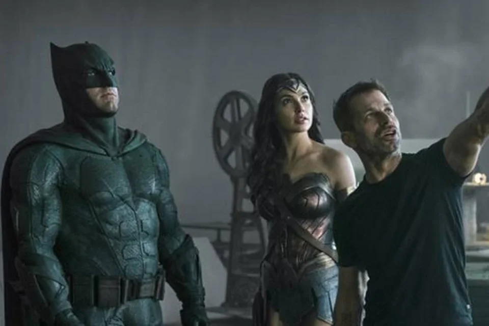 Zack Snyder no set de filmagens de Liga da Justiça Zack Snyder no set de filmagens de Liga da Justiça