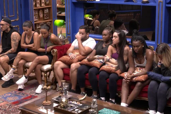 Foto colorida dos participantes do BBB24 sentados do sofá da casa - Metrópoles