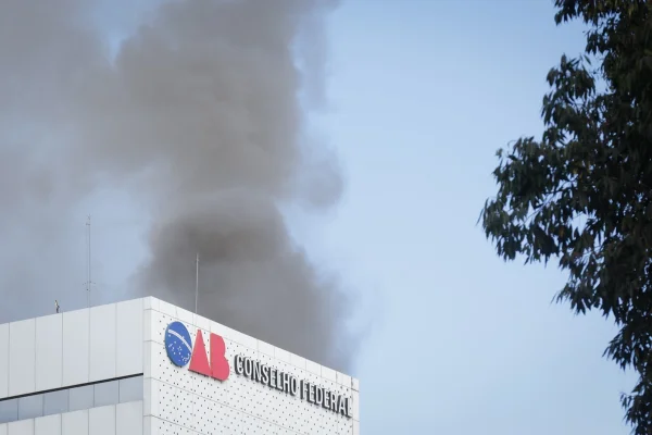 Conselho Federal da Ordem dos Advogados do Brasil (OAB), em Brasília, foi atingido por um incêndio na manhã deste sábado (27/07). As chamas começaram por volta das 7h e um helicóptero do Corpo de Bombeiros foi acionado por conta de possíveis vítimas que estavam na laje do edifício