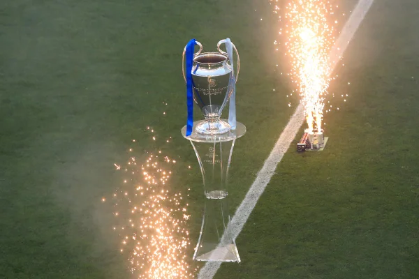 Imagem colorida do troféu da Champions League - Metrópoles